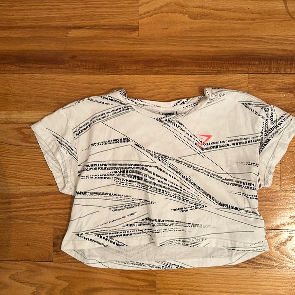 GYMSHARK CROPPED TEE